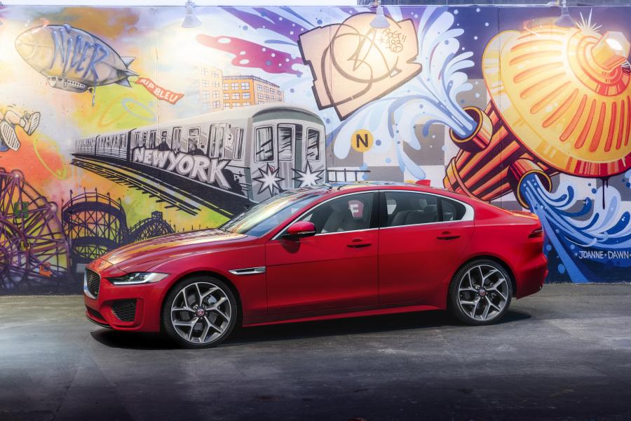  Jaguar XE P300 R-Dynamic 2019 года  (NA) (фото 6 из 40)